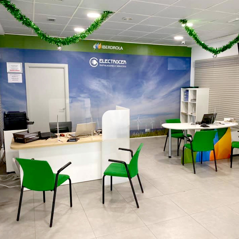 Interior de la oficina de Electrocer para gestión de contratos y averías